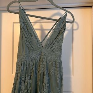 Chic Lace Maxi Dress in Soft Green